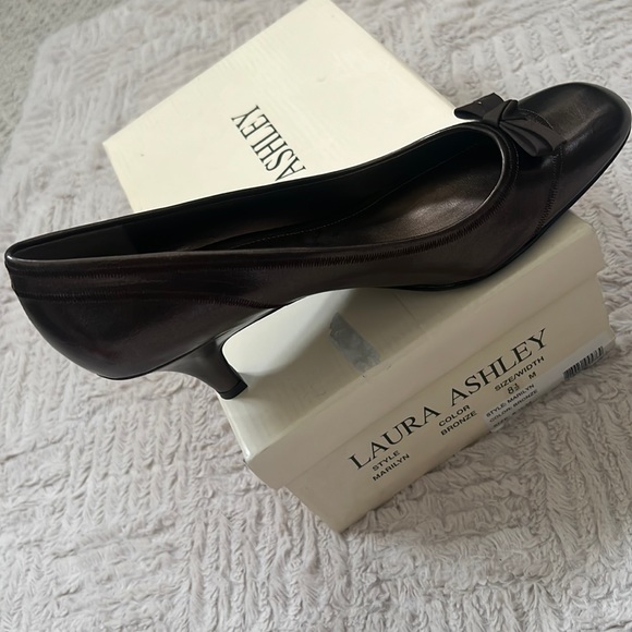 Laura Ashley Marilyn heels in color Bronze Size 8.5, New in box - Picture 13 of 16